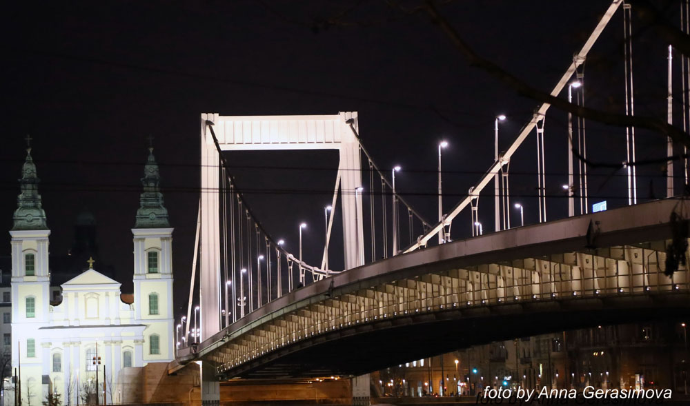 по животом моста...