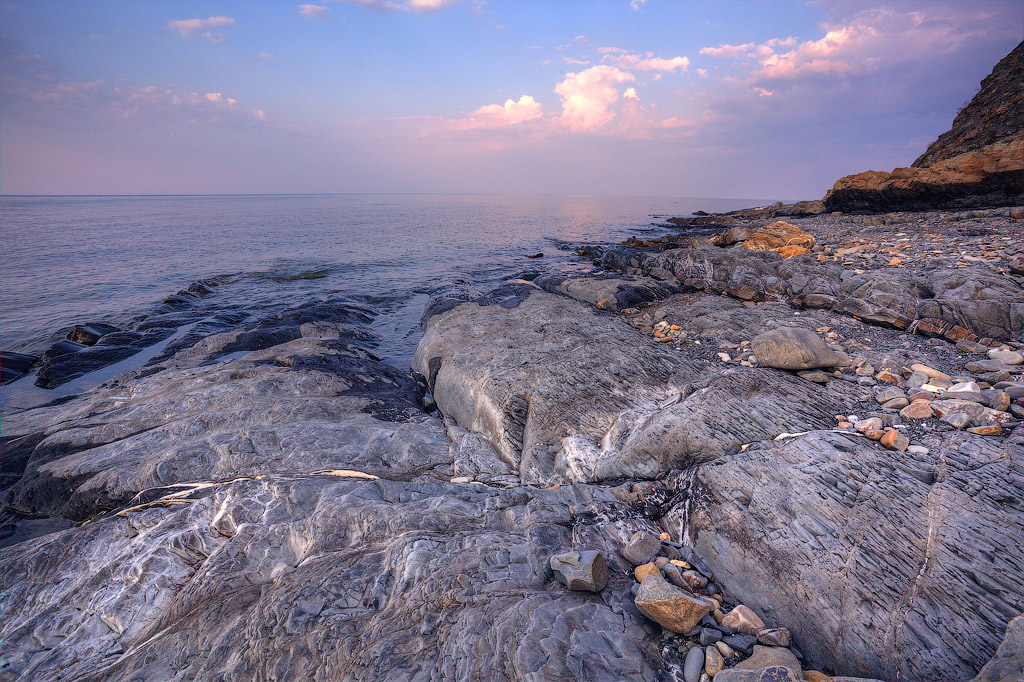 Каменный берег у черного моря