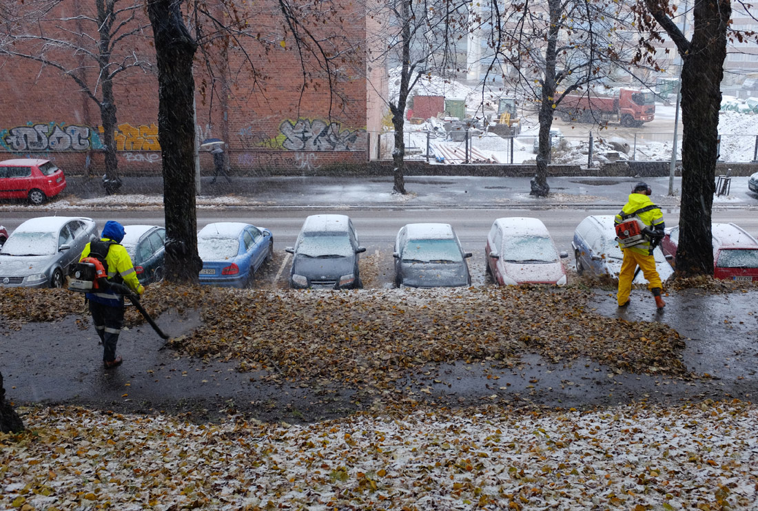 Люди в жёлтом.