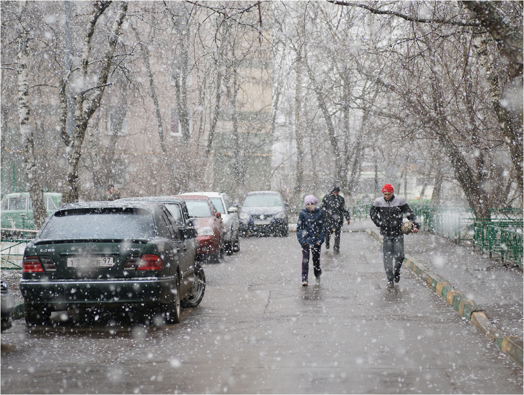 В некоторых районах города идет снег.