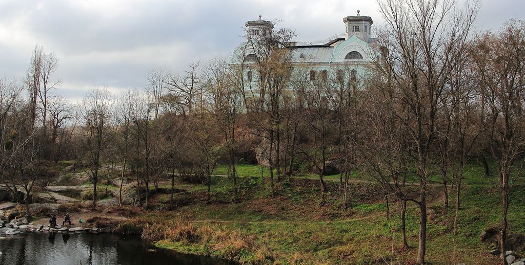 Меж зарослей старых акаций,