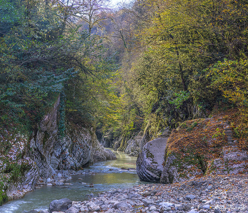 Осенняя река Хоста.