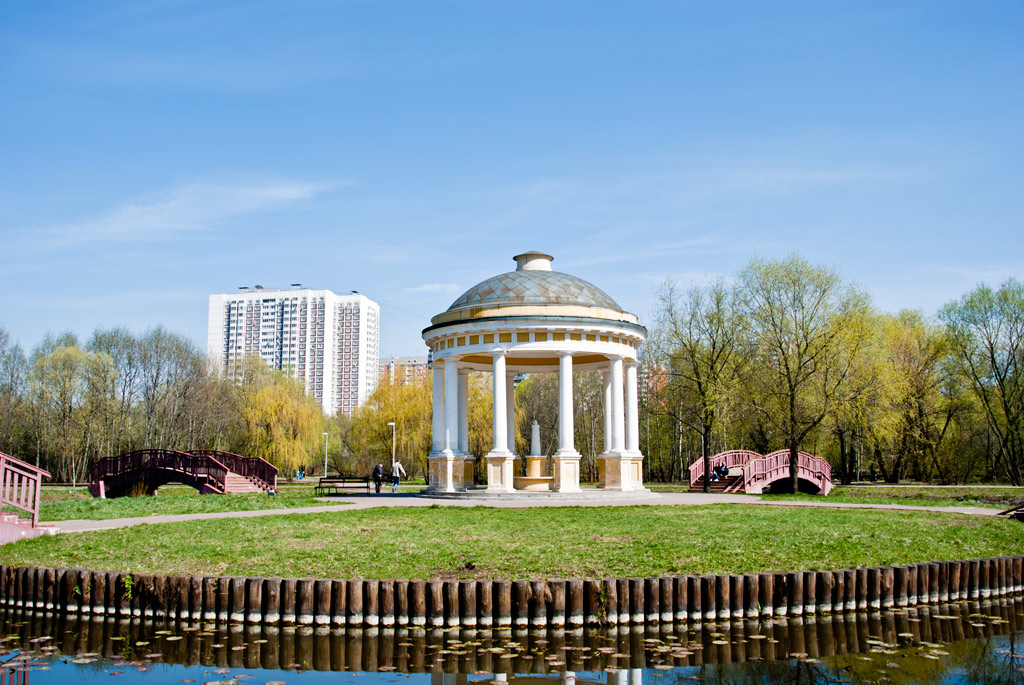 Беседка в городском парке