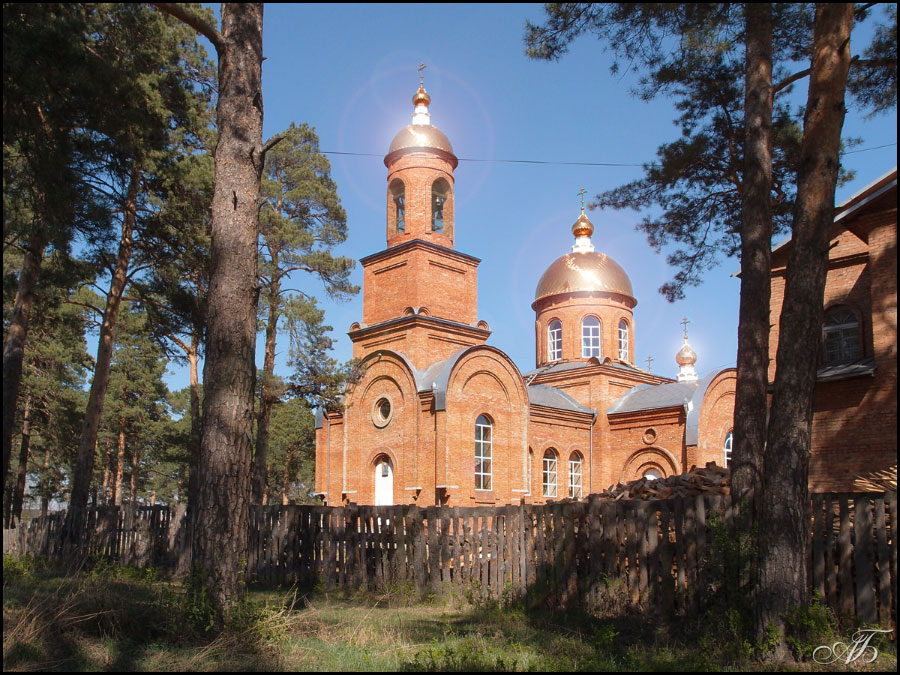 Церковь среди сосен