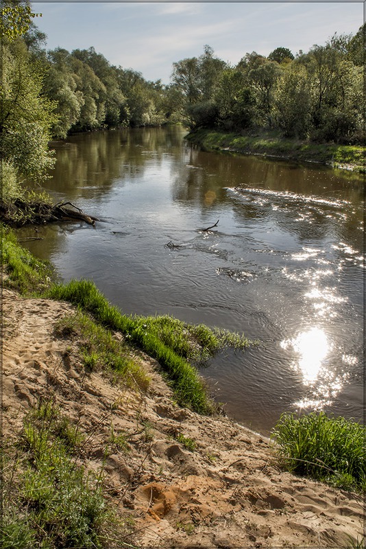 У реки