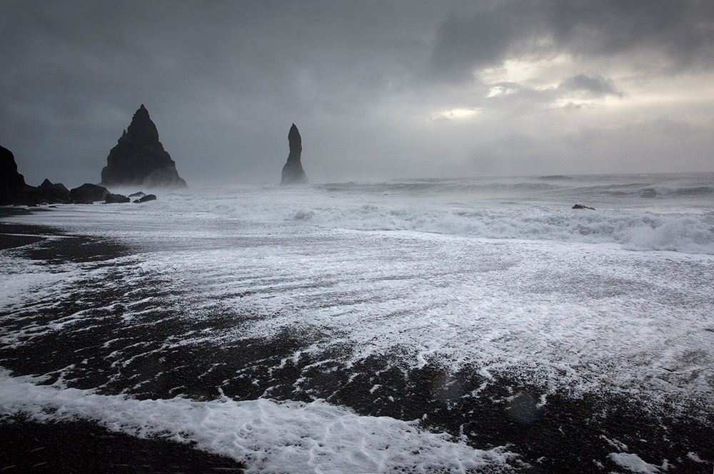 Вид на скалу Рейнисдрангар (Reynisdrangar, Пальцы тролля)