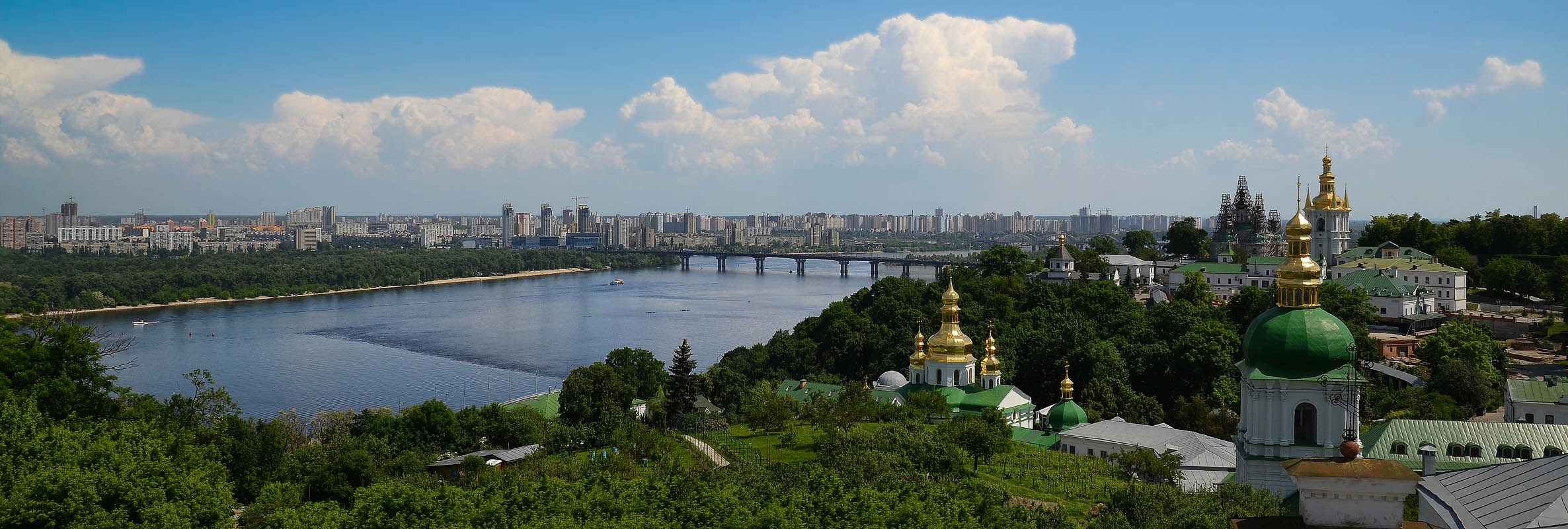 Май плывёт над городом