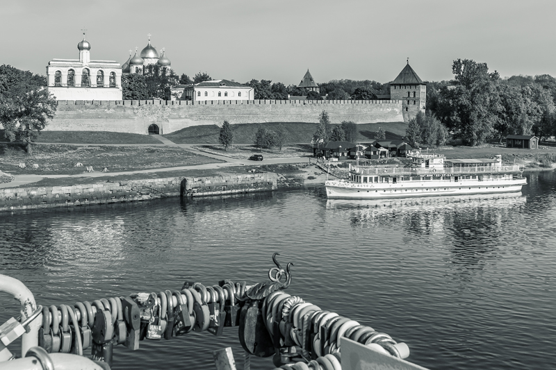 Вид с моста на Новгородский Кремль