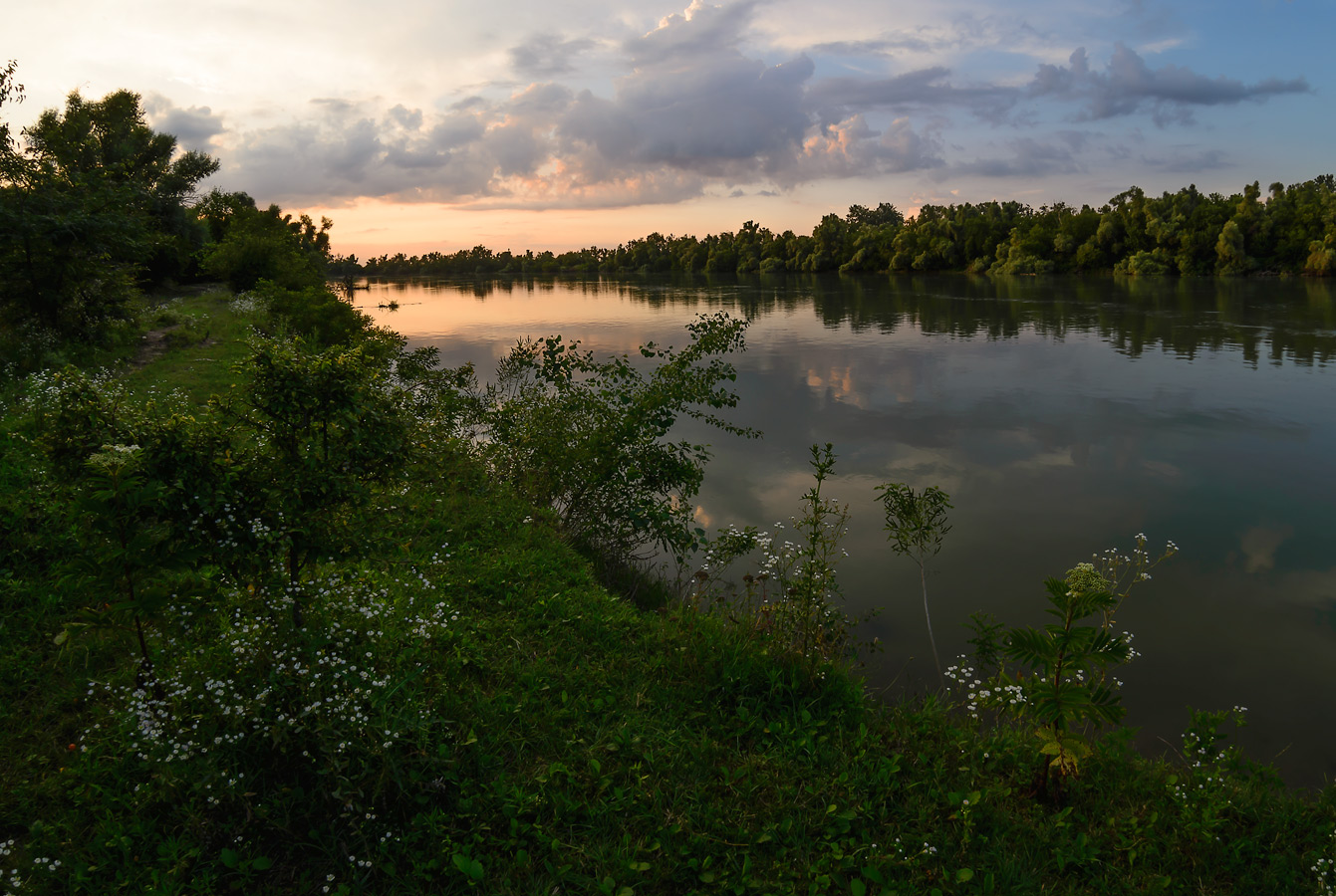 На реке