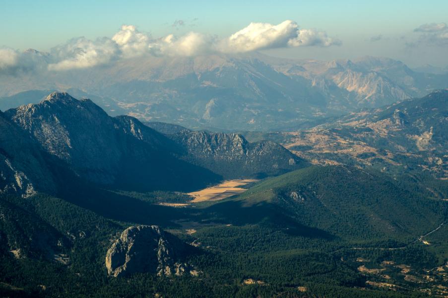 Вид на хребет Бейдаглары с вершины горы Тахталы