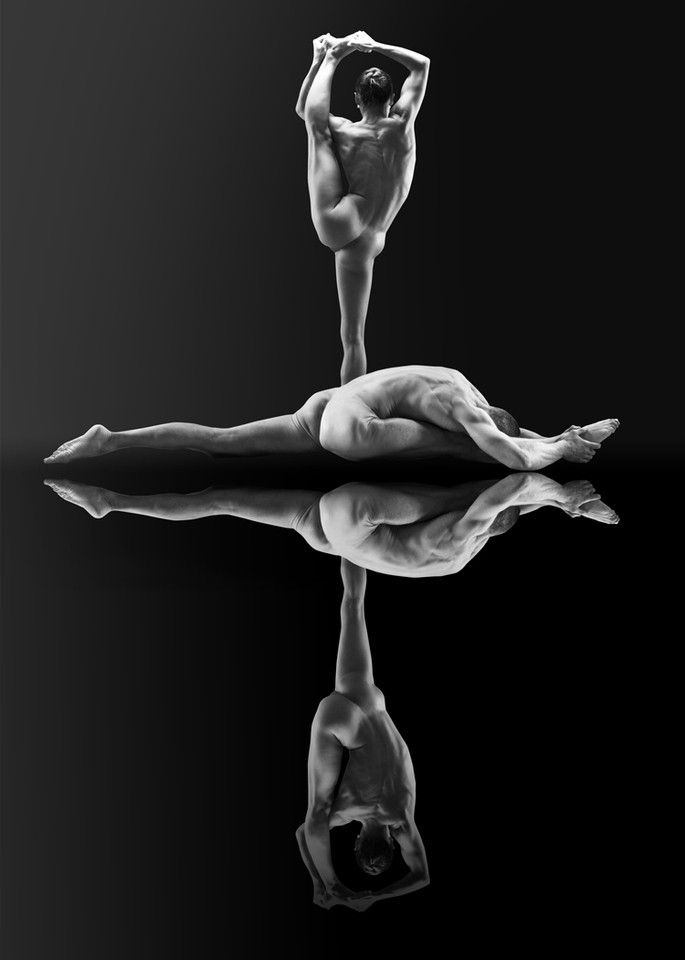 Acrobatic nude (Night flight #10) 