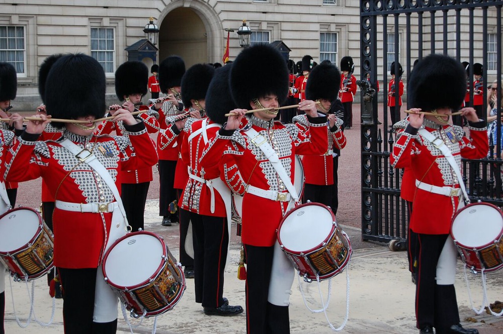 Барабанщики в воротах Buckingham Palace