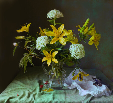 Букет с желтыми лилиями и вишенкой...