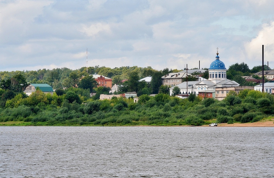 Вид на город с левого берега Вятки.