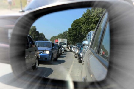 позади, крутой поворот