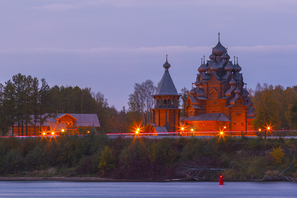 Покровская церковь осенью