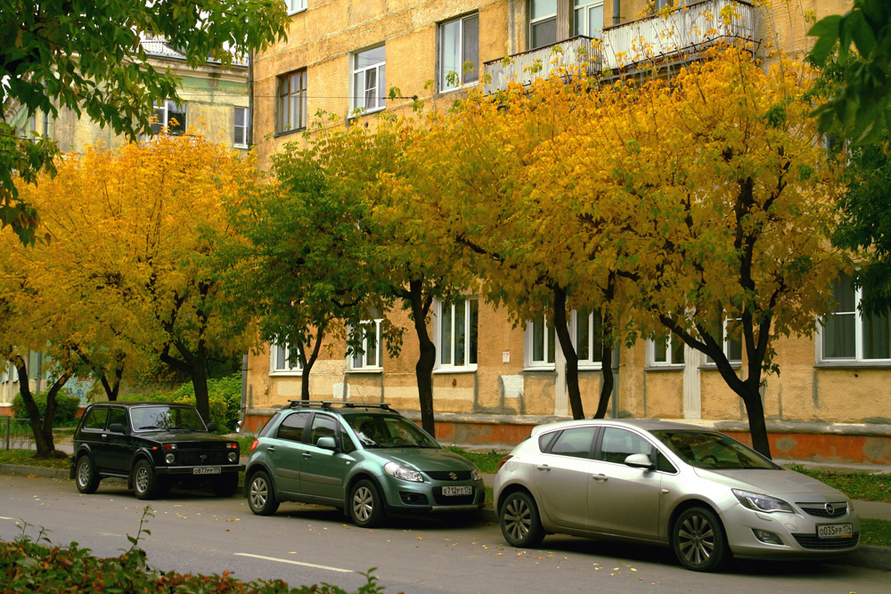 три машины под окном