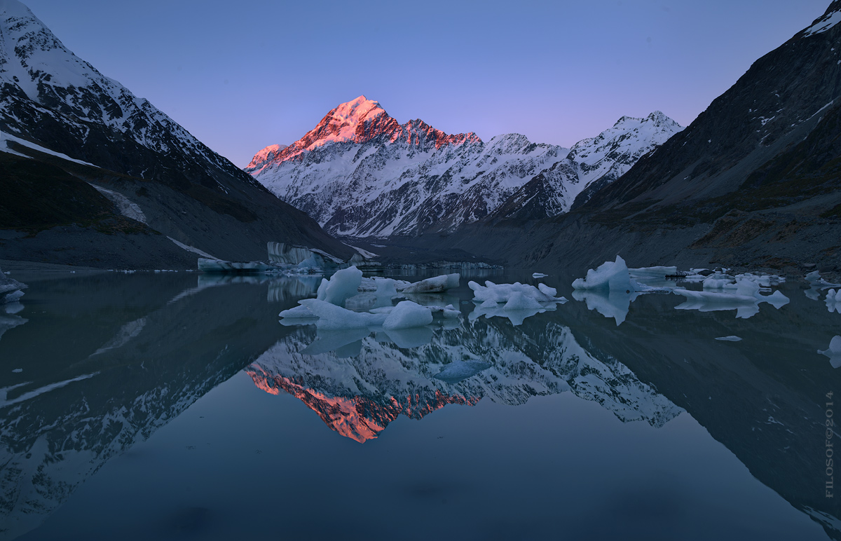 lake hooker. mount cook. new zealand