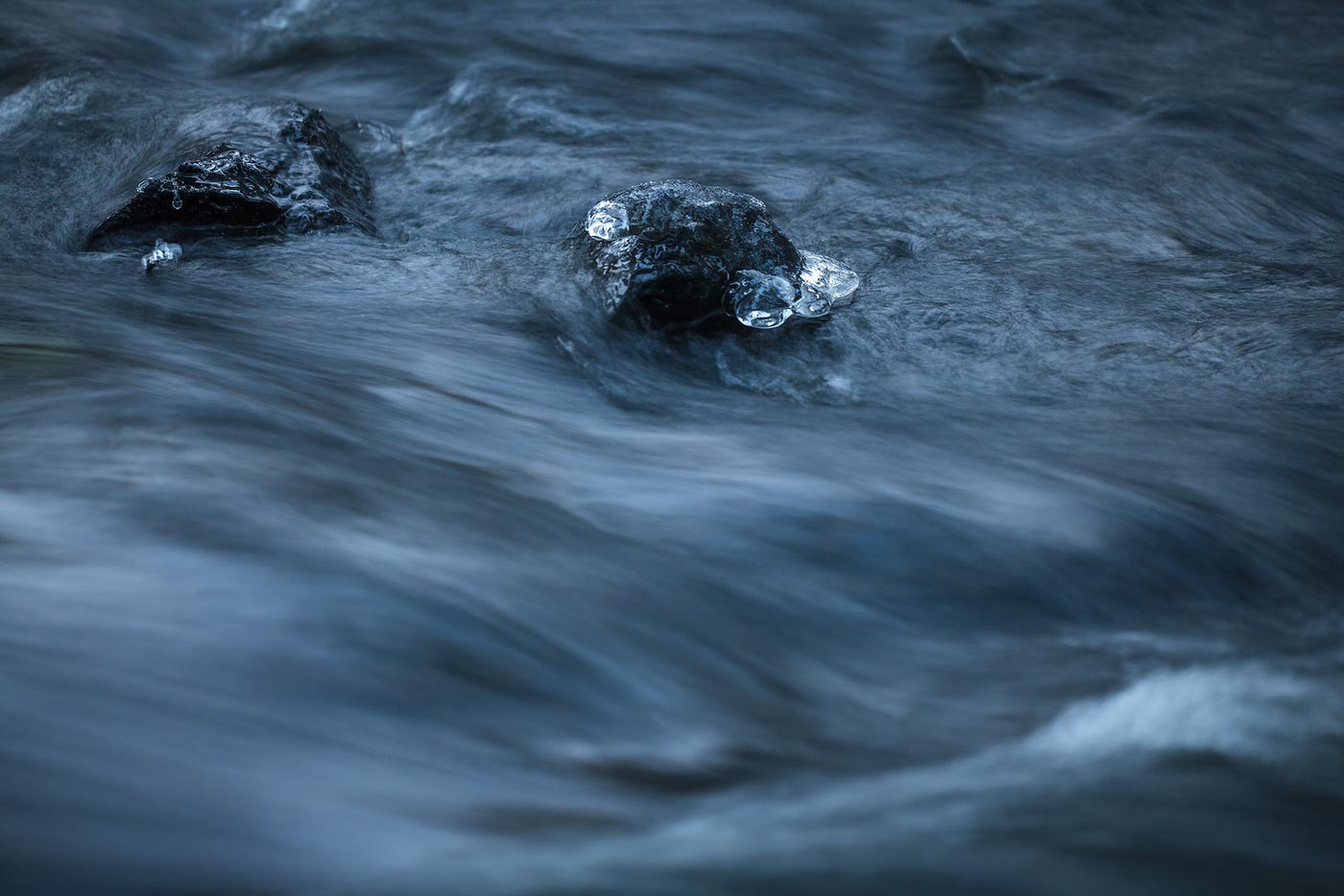 в сумерках вода велеречает