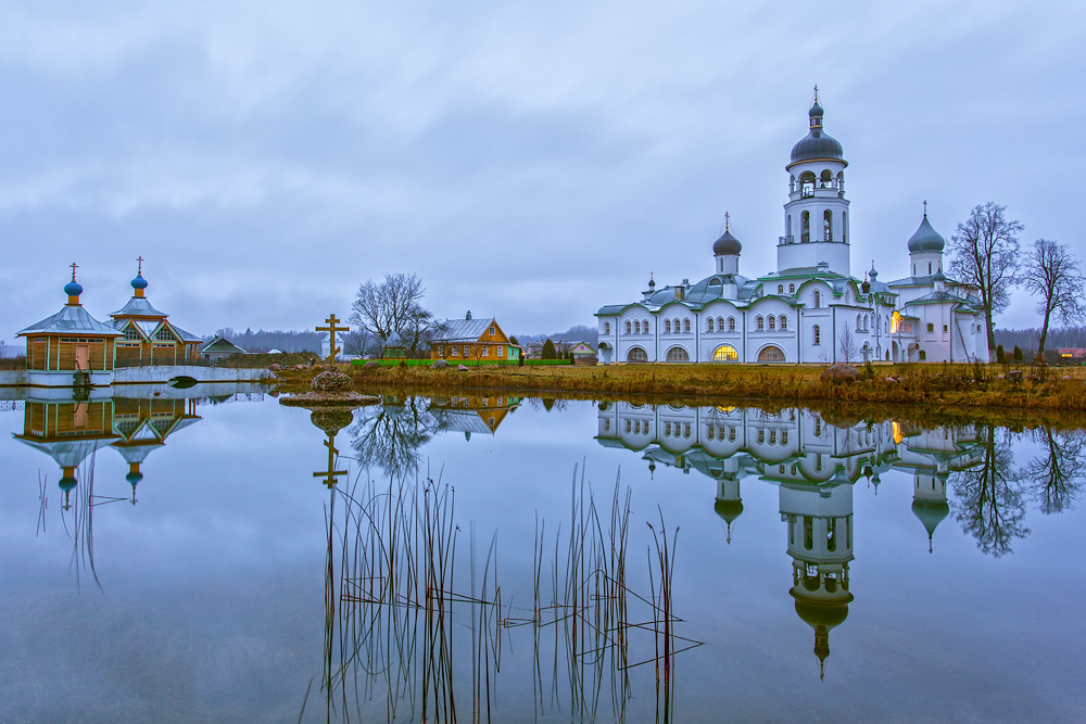 Крыпецкий монастырь осенним вечером .