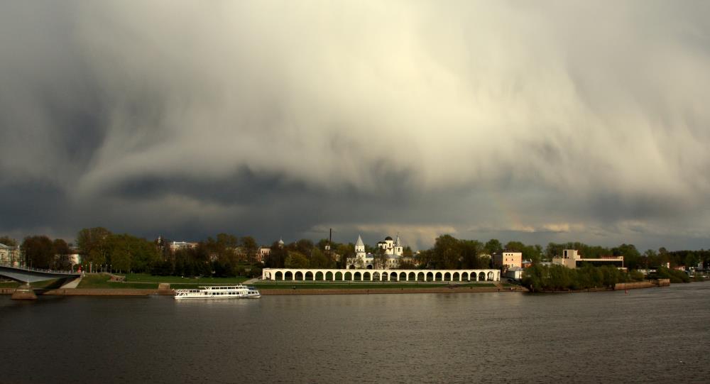 Тучи над городом встали...