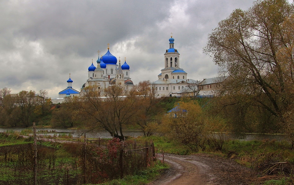 Погрузился в осень монастырь