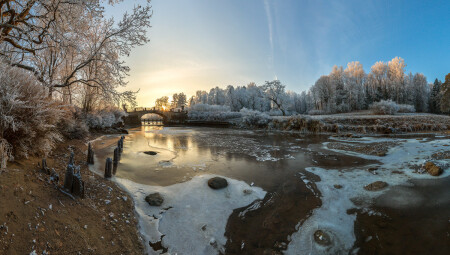 Замерзающая река.