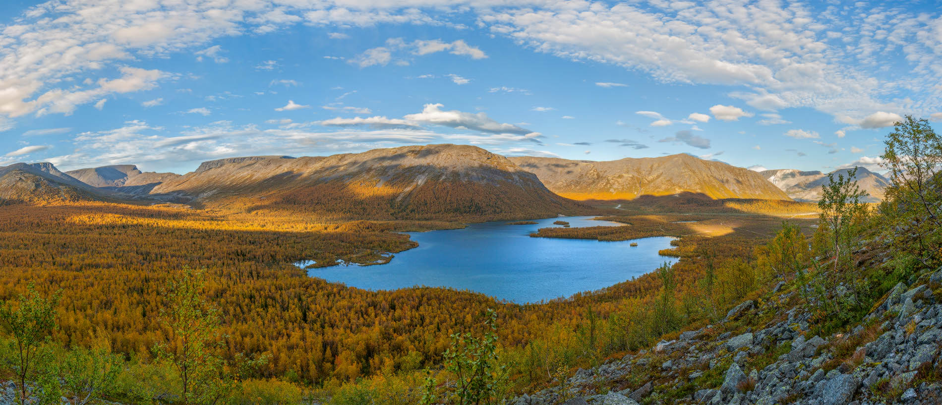 Осеннее обрамления озера.