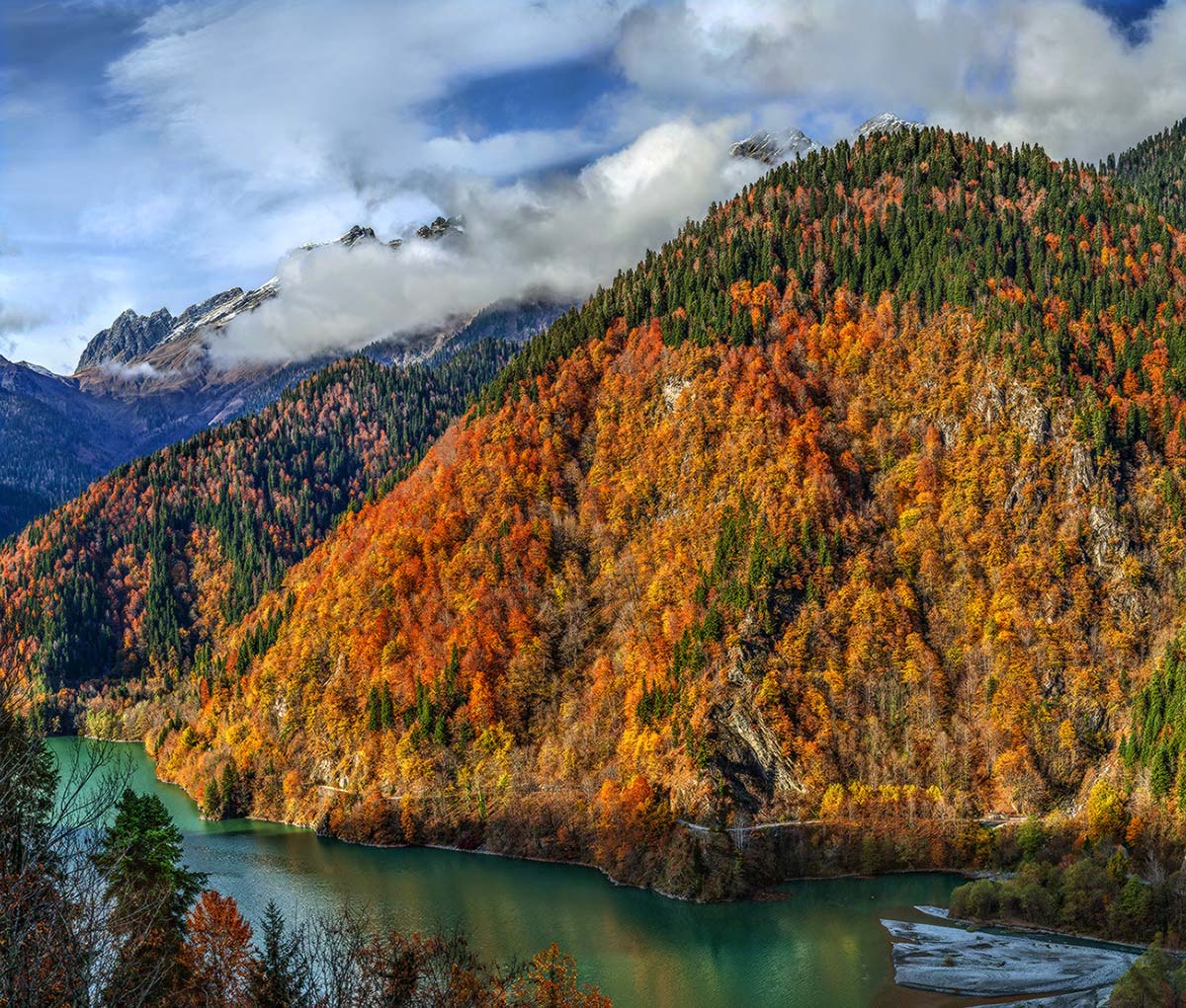 Осенний лес на склоне гор.