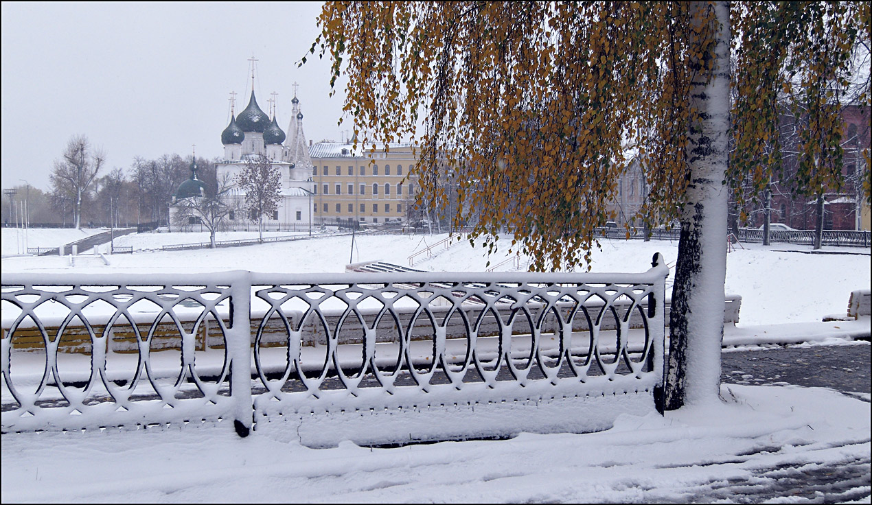 Первый снег в городе