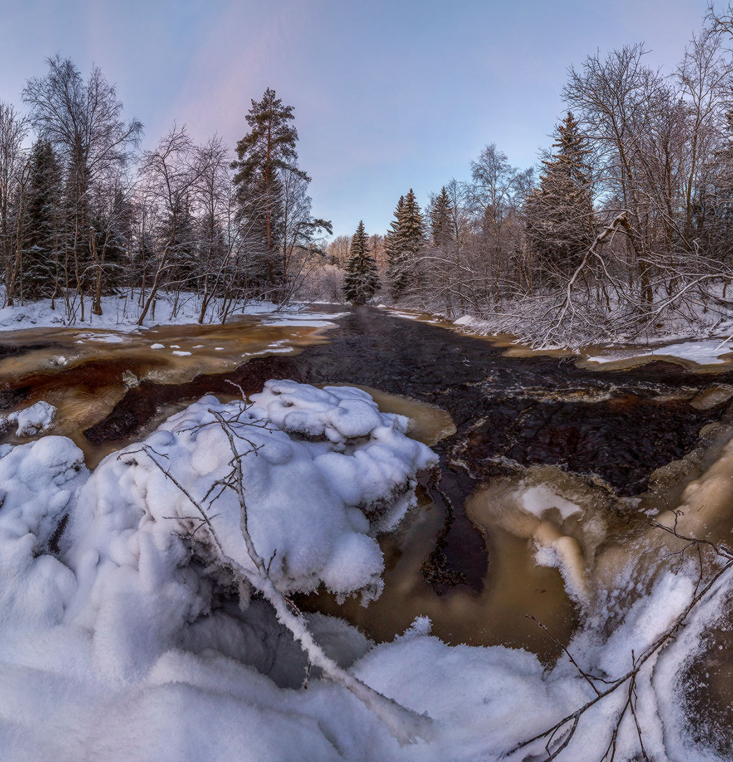 Река замерзает.