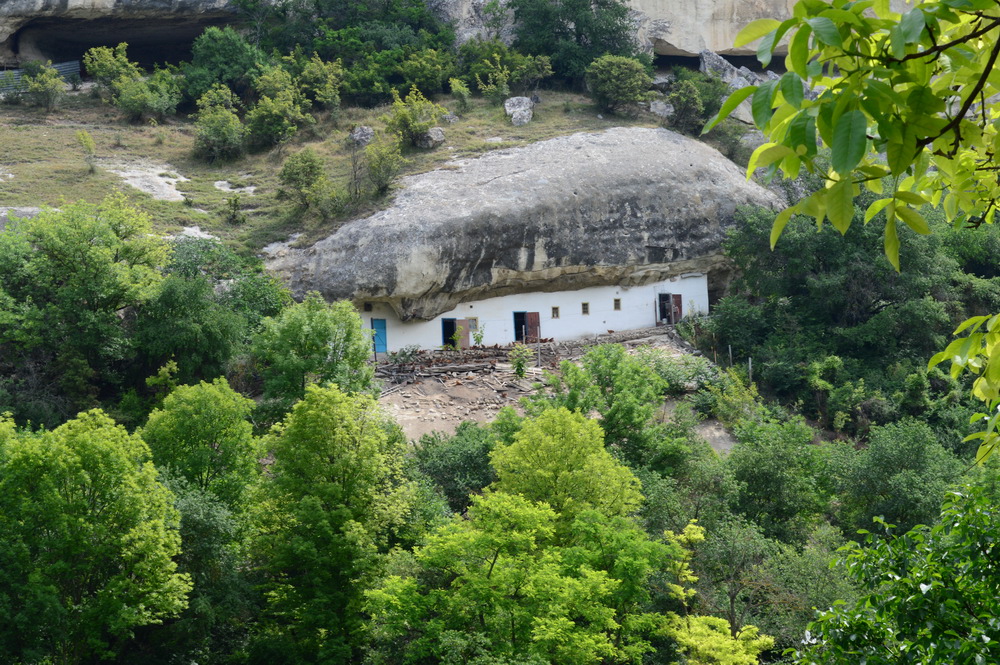 Монастырский курятник в горах.