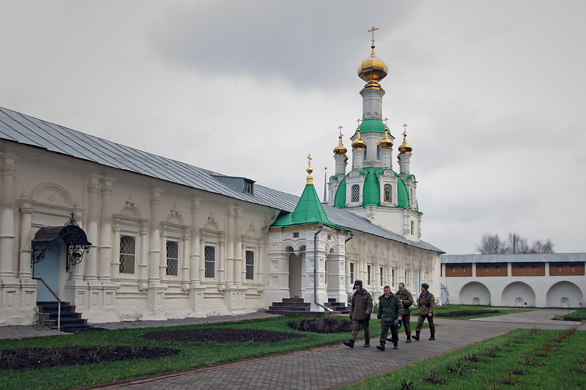 Паства в хаки