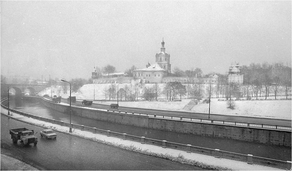 Вид на Андроников монастырь зимой 1982 года