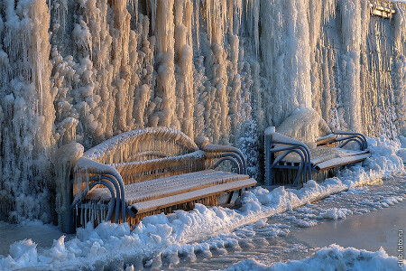 скованы льдом