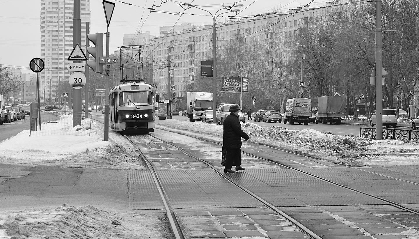 старушка неспеша дорожку перешла...