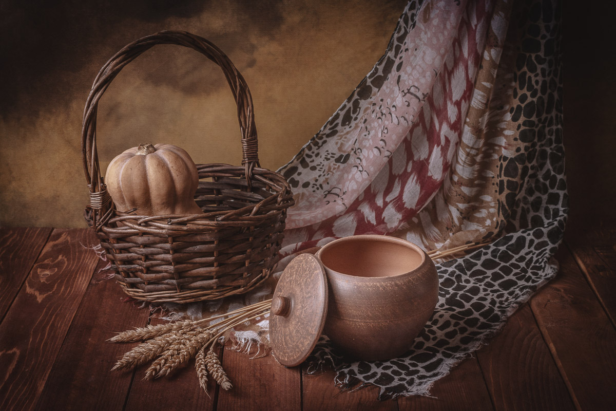 Тыква в корзине и пустой горшок/Pumpkin in a basket and an empty pot