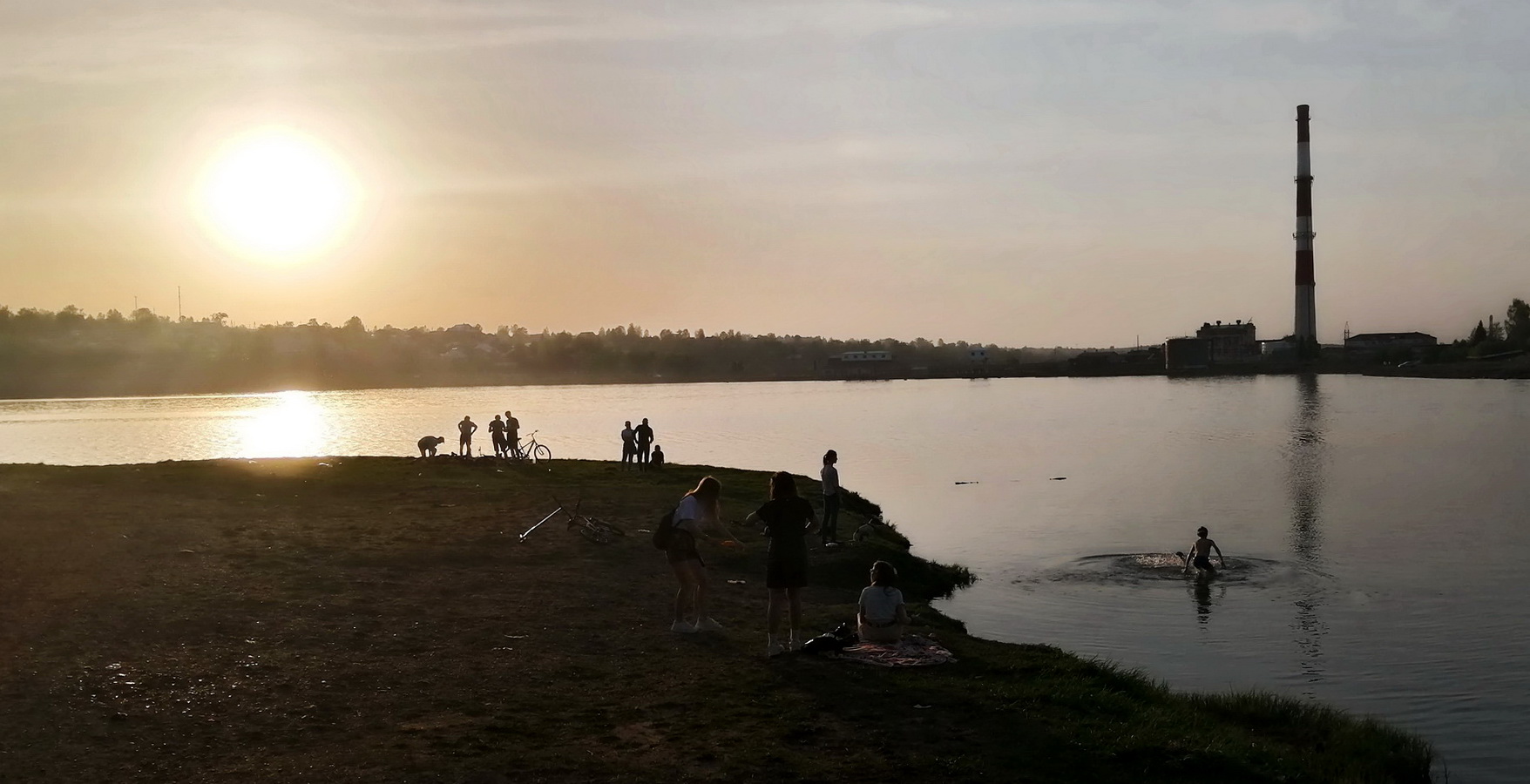 Жара была, жара плыла. В разгаре было лето. ( В. Маяковский.)