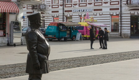 Владикавказ. Бронзовый городовой следит за порядком.
