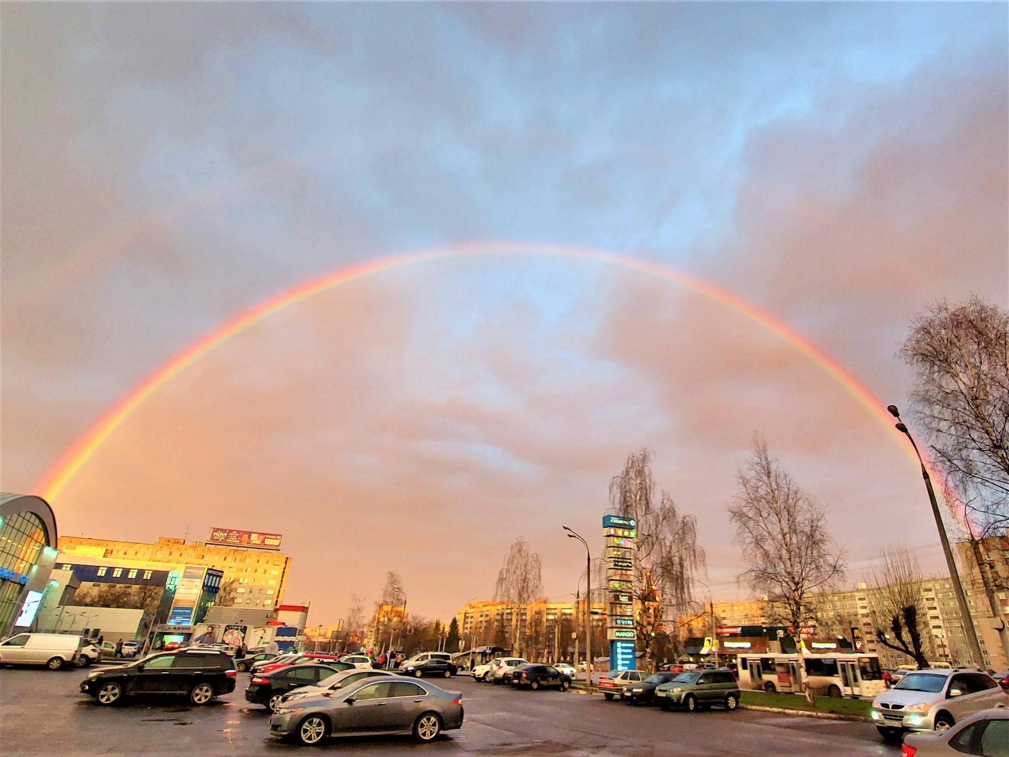 Двойная радуга в городе