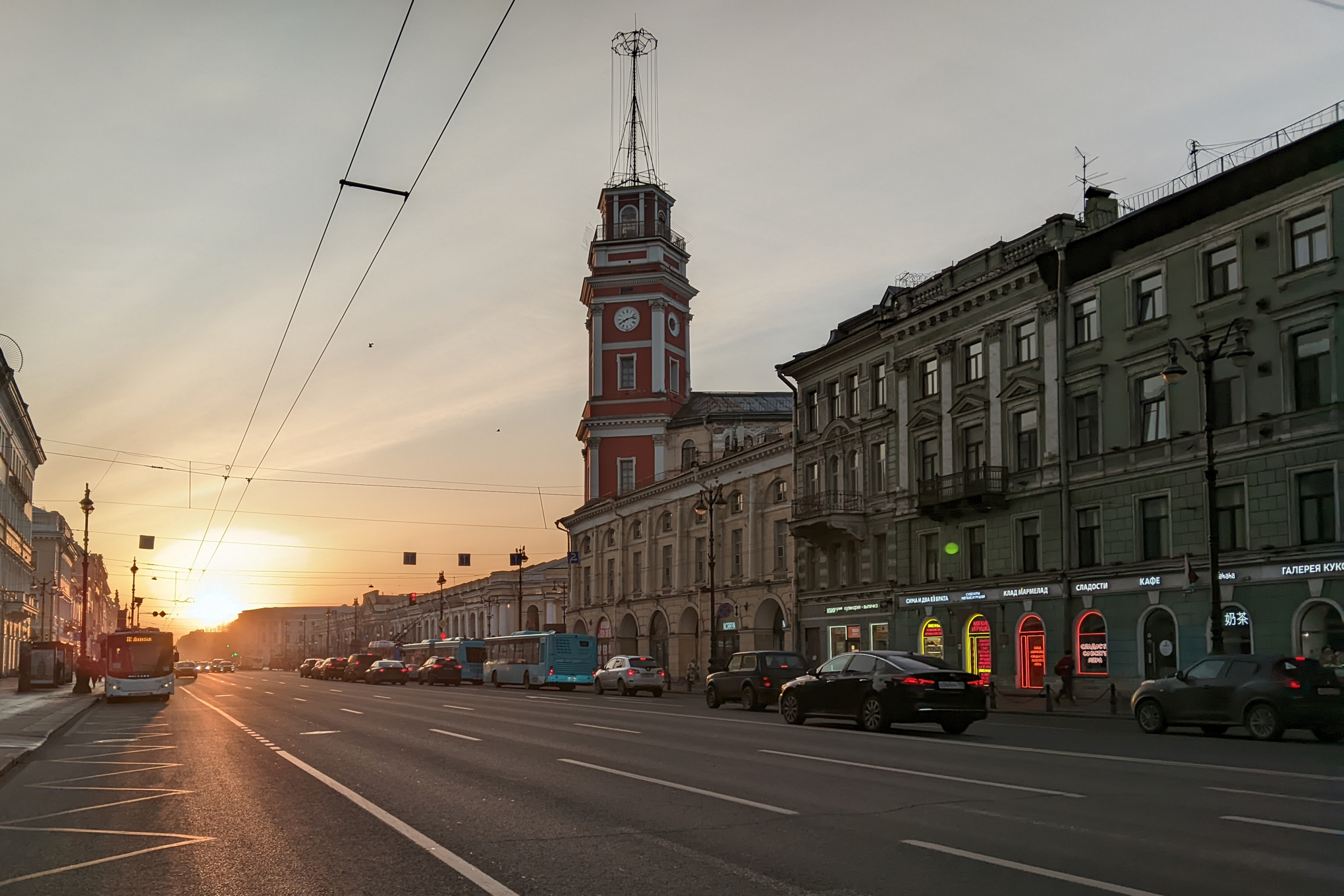 Солнце красит нежным светом...