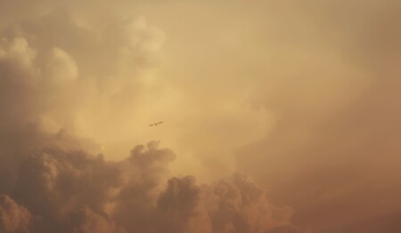 Парящий в облаках