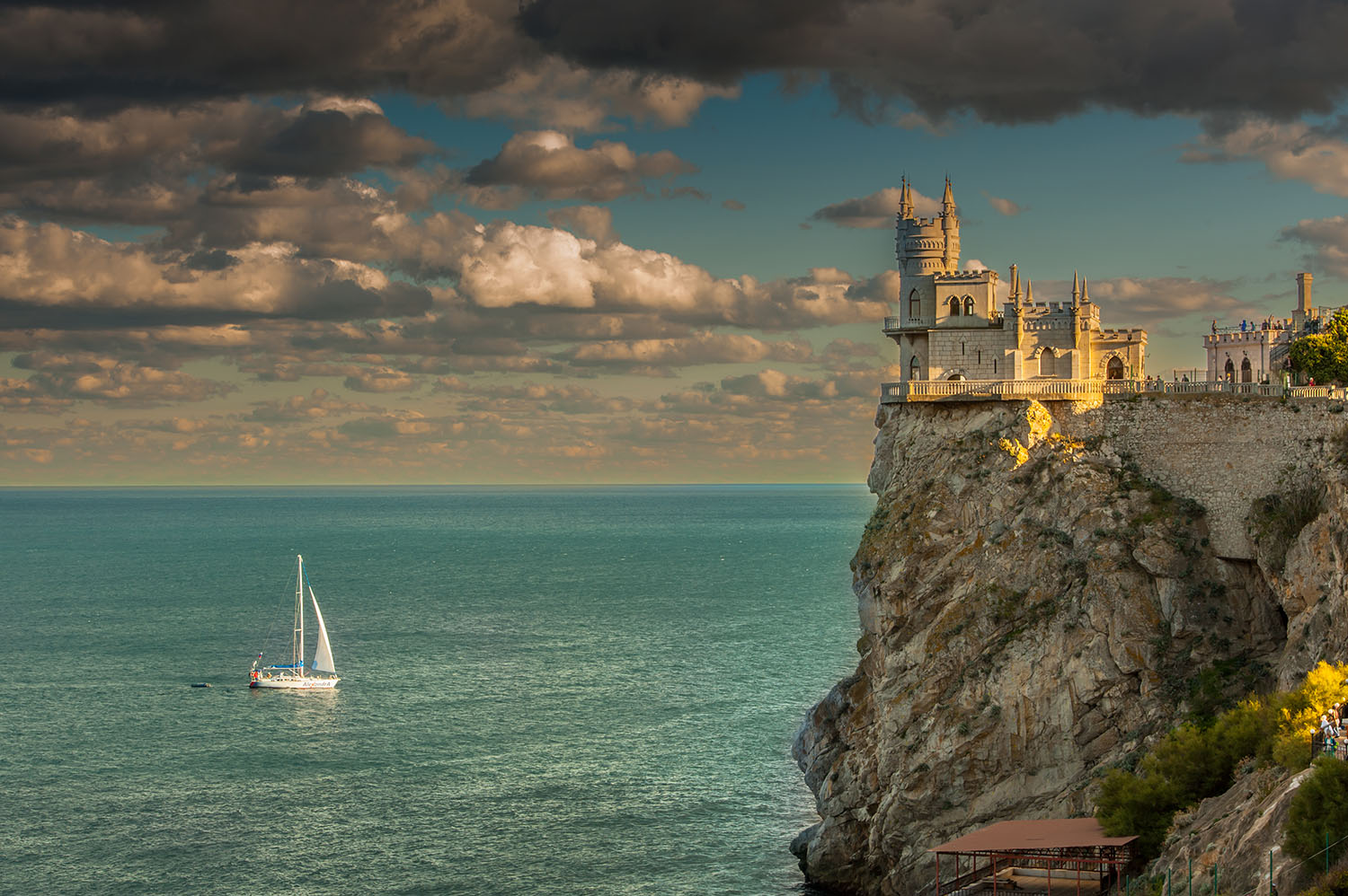 Крым, Ласточкино гнездо. Морской фотопейзаж с яхтой