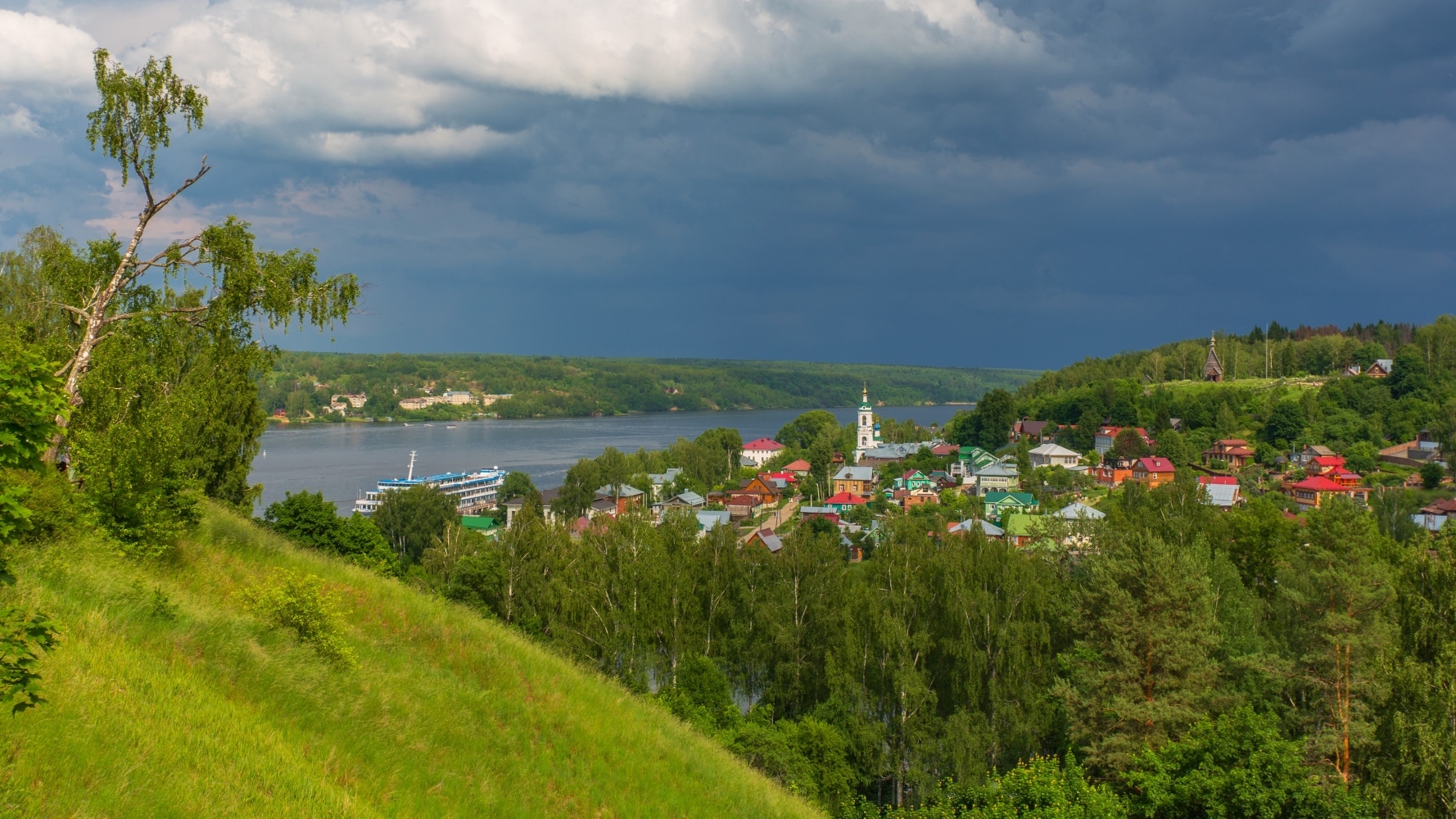 Плёс. Перед грозой