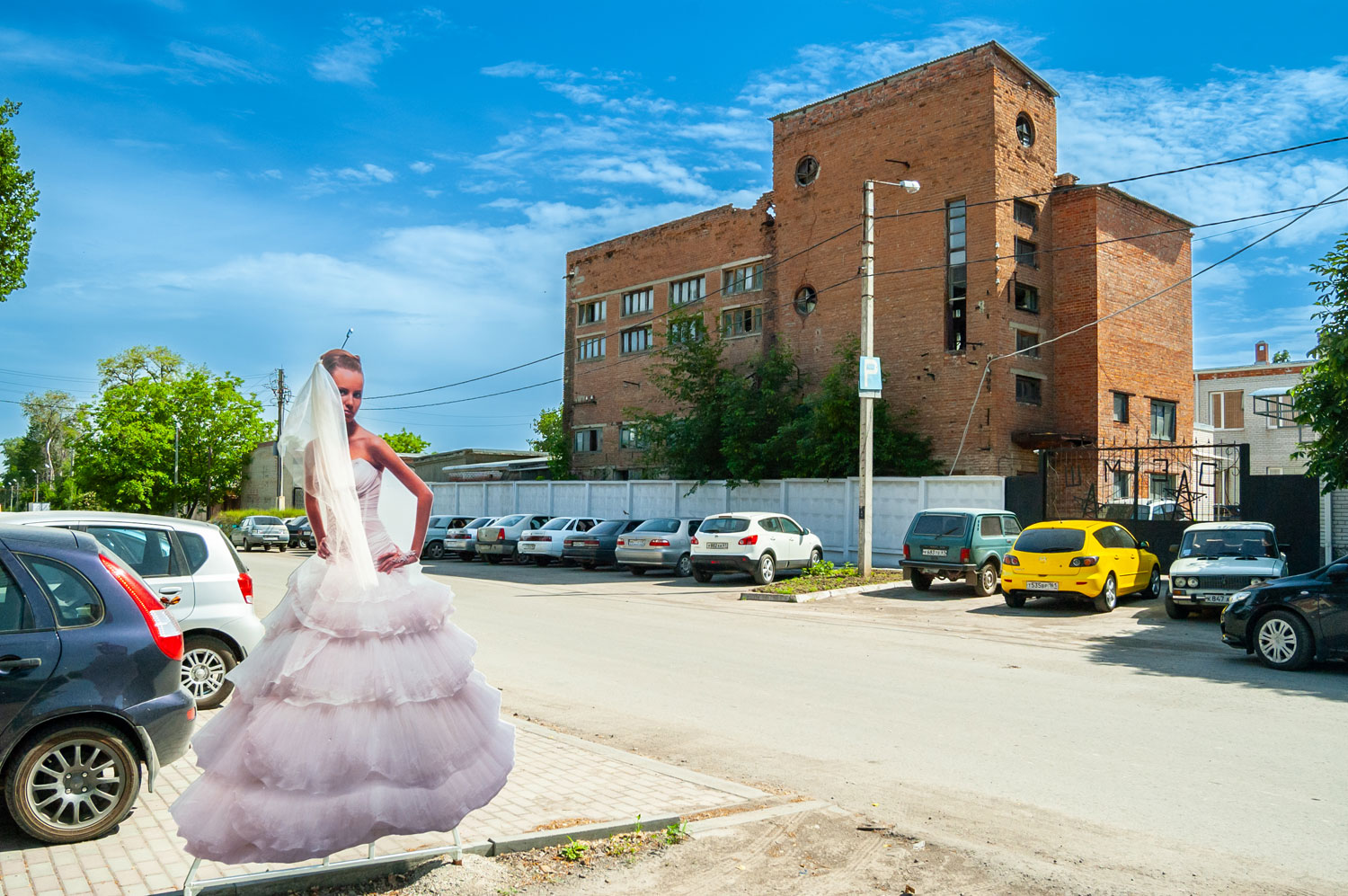 Город Шахты Ростовской области, 2012 год. Городской фотопейзаж и реклама свадебных платьев