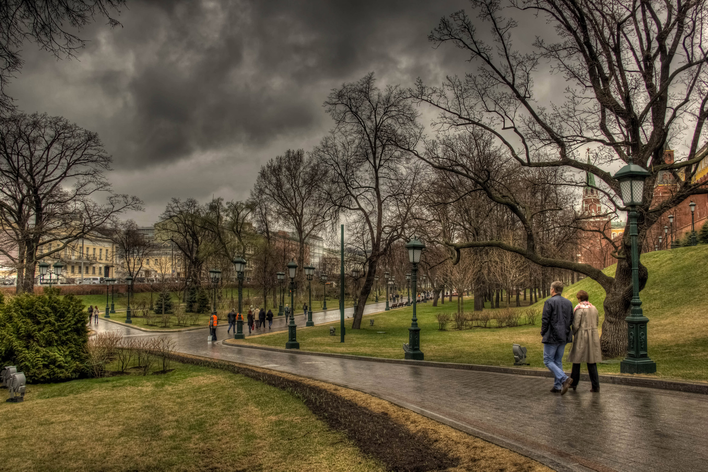 Мрачный Александровский сад