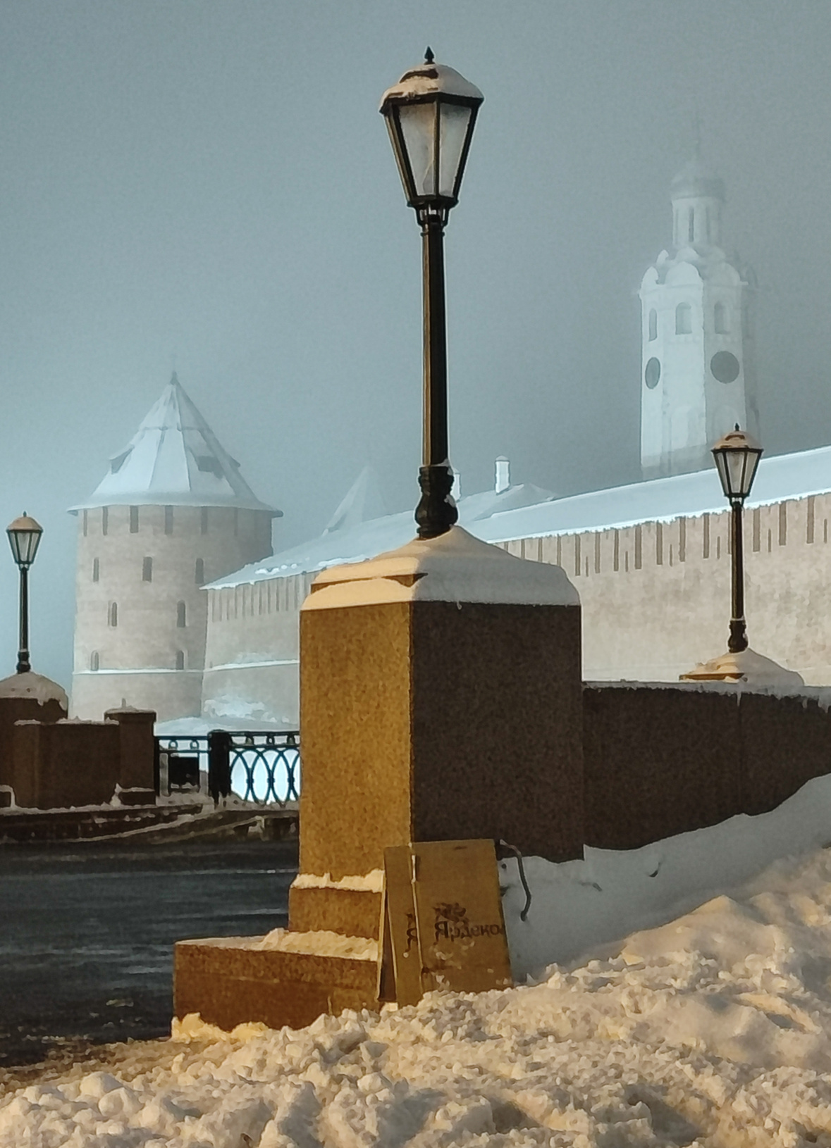 В старинном городе туман... 