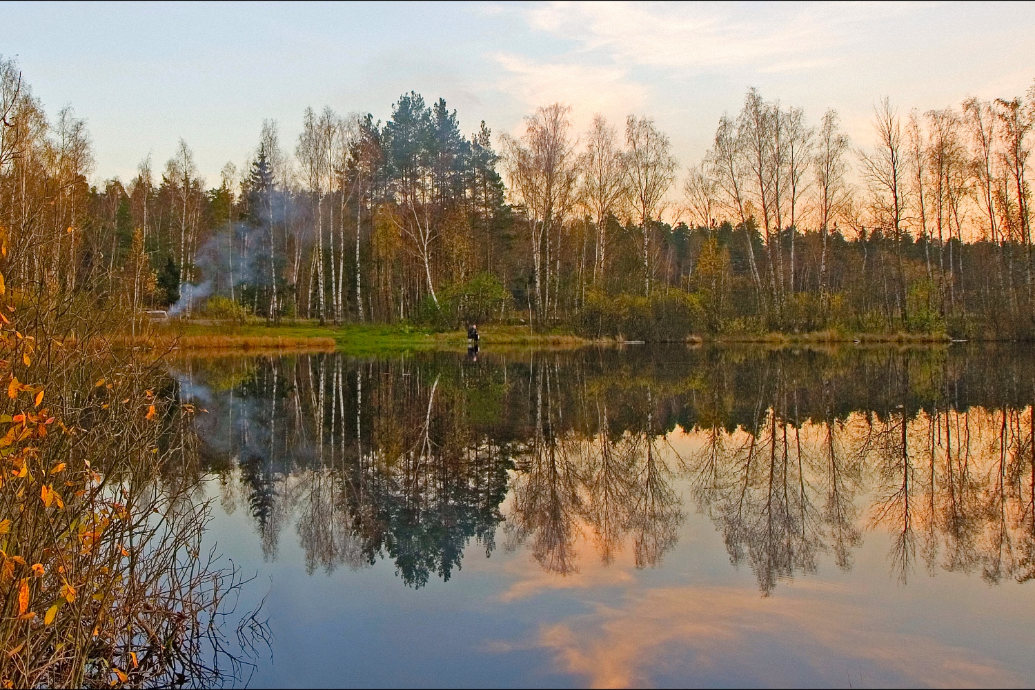 СИДИТ С УТРА НА ОЗЕРЕ..