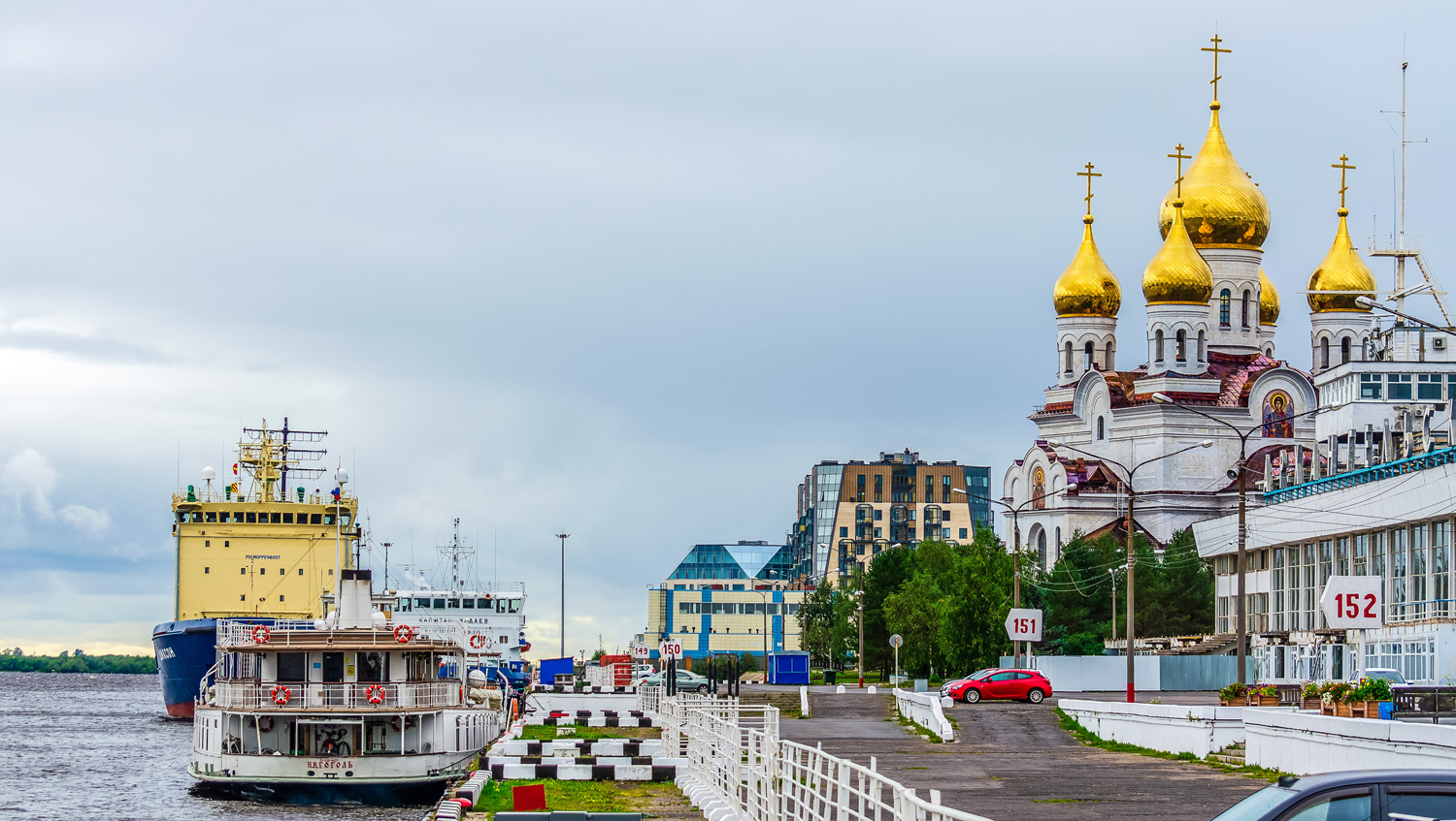 У морского вокзала Архангельска