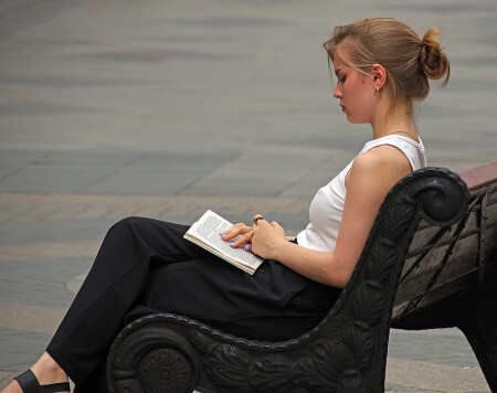 Девушка с книгой